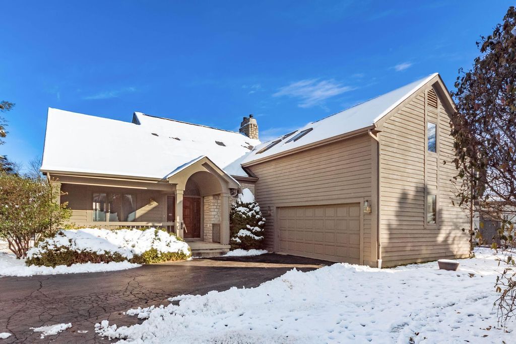 Photo of 1307 Lakeside Court, Worthington, OH 43085 (MLS # 225044408)