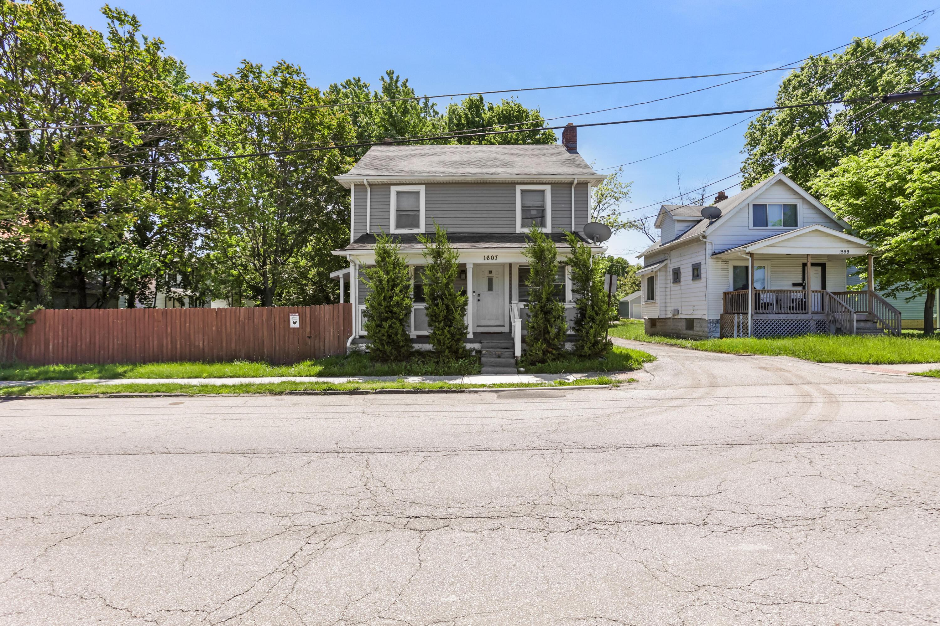1607 Mooberry Street