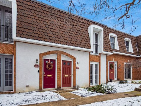 Photo of 2824 Chateau Circle S 86 #86, Columbus, OH 43221 (MLS # 226005274)