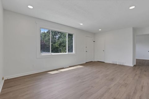 Tiny photo for 1910 Rosemont Avenue, Columbus, OH 43223 (MLS # 226018108)