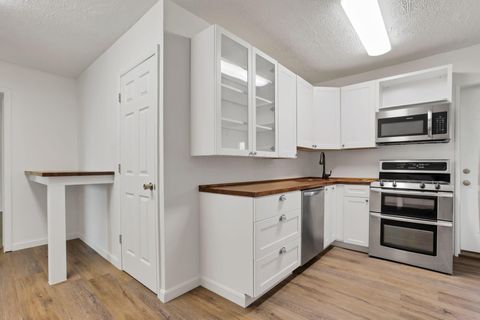 Tiny photo for 1910 Rosemont Avenue, Columbus, OH 43223 (MLS # 226018108)