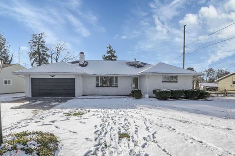 Photo of 533 Leslie Drive, Newark, OH 43055 (MLS # 226000343)