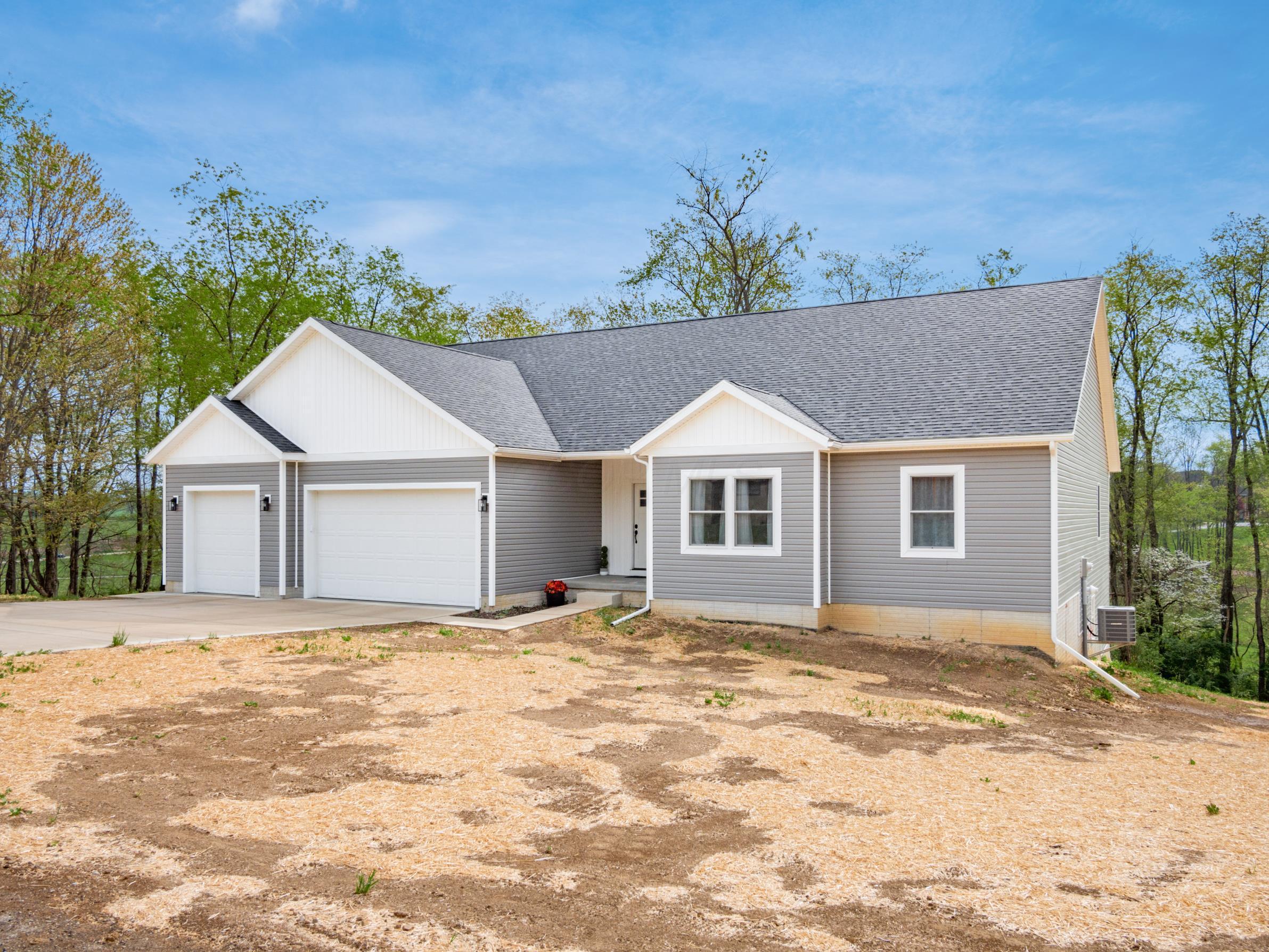 3010 Corbin Drive, Zanesville, Ohio image 1