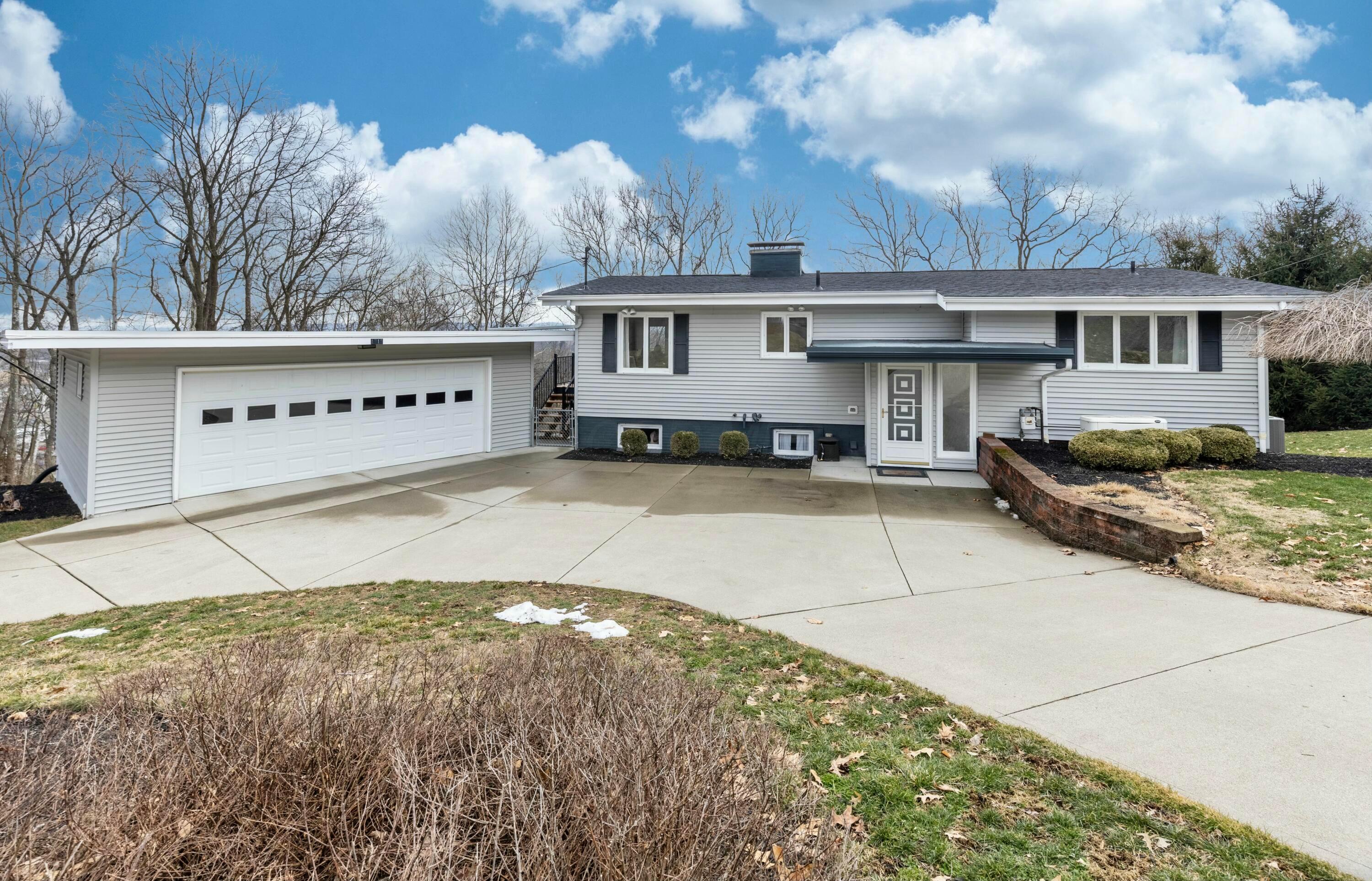 1715 Bryn Mawr Circle, Newark, Ohio image 1