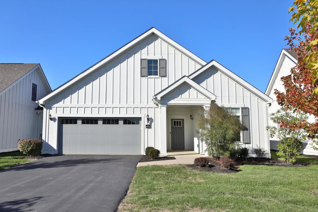 Photo for 6947 Hollyhock Drive, New Albany, OH 43054 (MLS # 225040570)