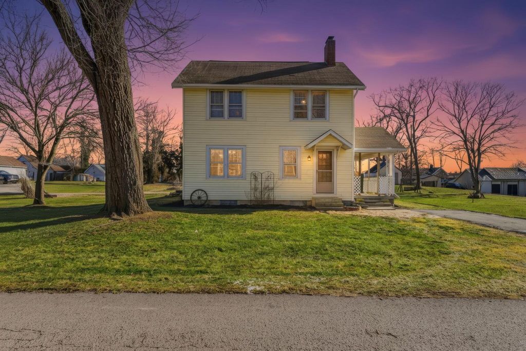 Photo of 1024 Springlawn Avenue, Harrisburg, OH 43126 (MLS # 226002178)