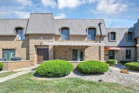 Photo of 625 Country Club Drive B-5 #B-5, Newark, OH 43055 (MLS # 225032711)