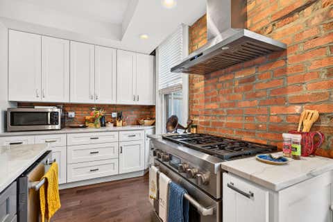 Tiny photo for 556 City Park Avenue, Columbus, OH 43215 (MLS # 226029000)