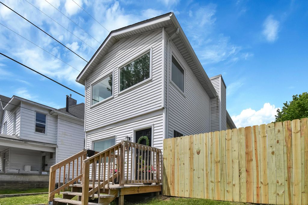 Photo of 18 E Oak Street, Newark, OH 43055 (MLS # 226014318)