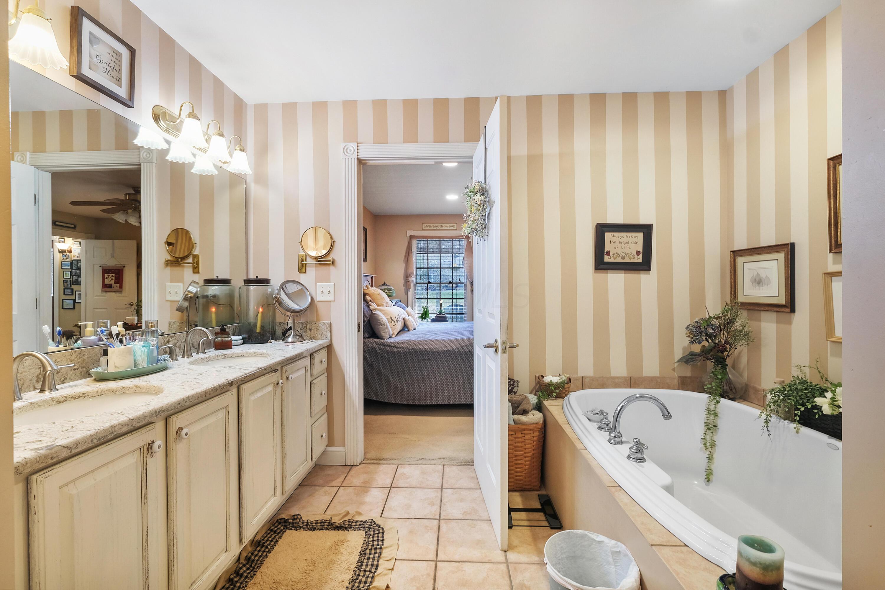 14255 Windsor Heights Drive, Mount Vernon, Ohio image 24