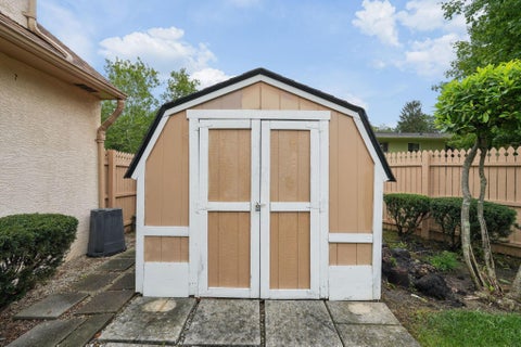 Tiny photo for 898 Plum Ridge, Columbus, OH 43213 (MLS # 226033978)