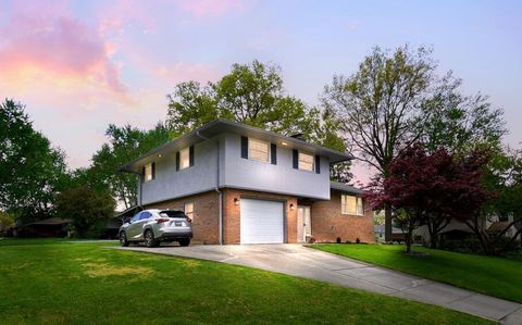 Photo of 60 Savern Place, Columbus, OH 43230 (MLS # 226013028)
