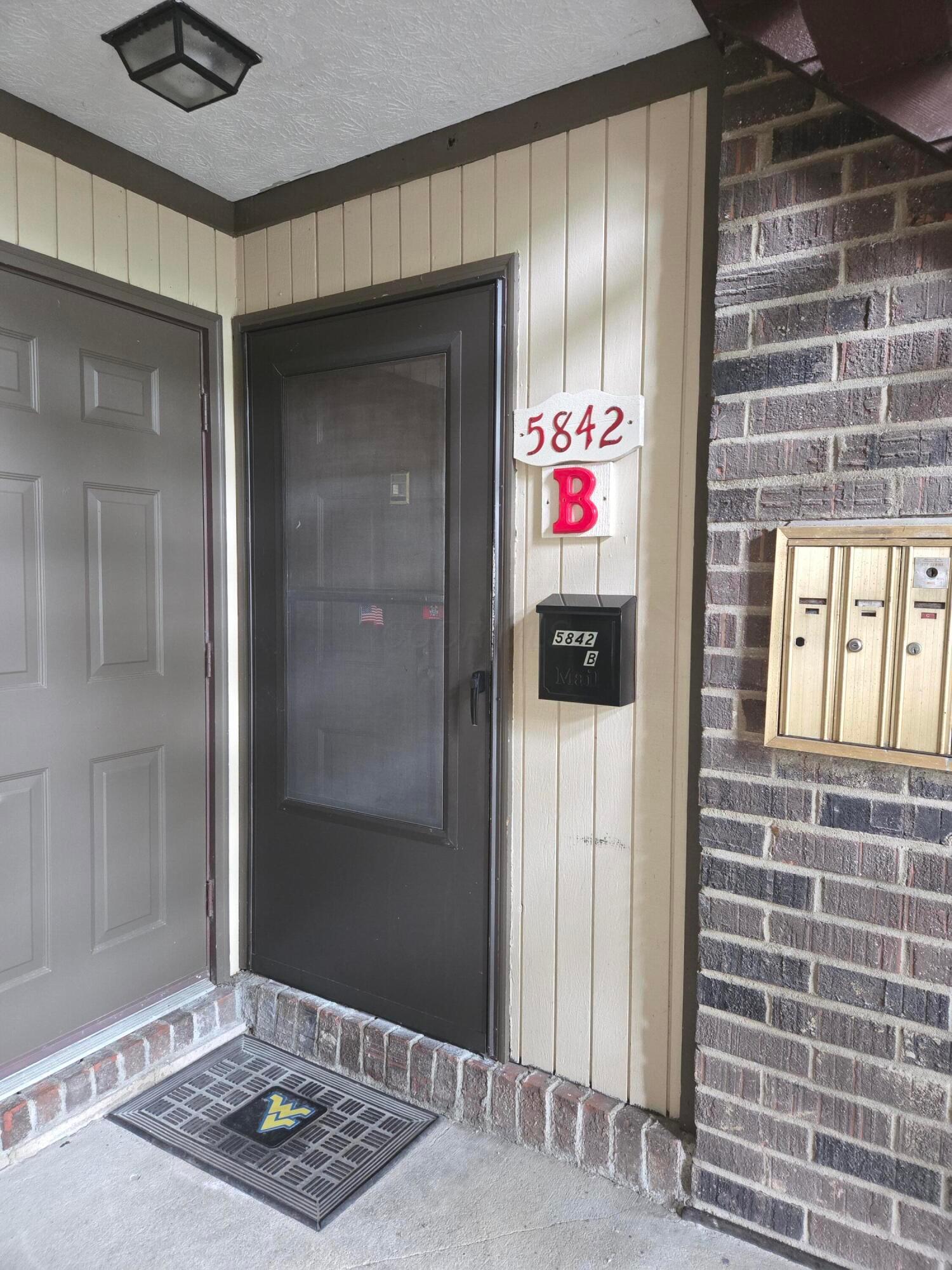 5842 Hallridge Circle #B, Columbus, Ohio image 2