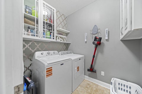 Tiny photo for 556 Kasons Way, Columbus, OH 43230 (MLS # 226036240)