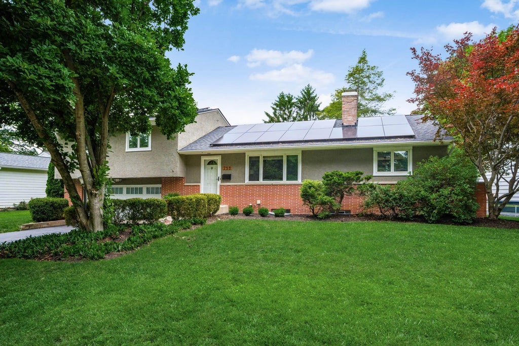 Photo of 258 Sinsbury Drive N, Worthington, OH 43085 (MLS # 226023042)