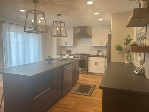 Photo of 1382 Hollywood Place, Columbus, OH 43212 (MLS # 226013634)