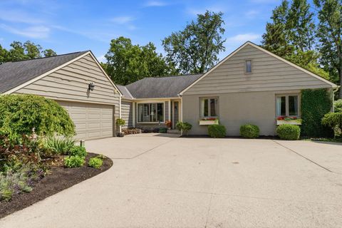 Photo of 3401 Woodview Place, Columbus, OH 43220 (MLS # 226023665)