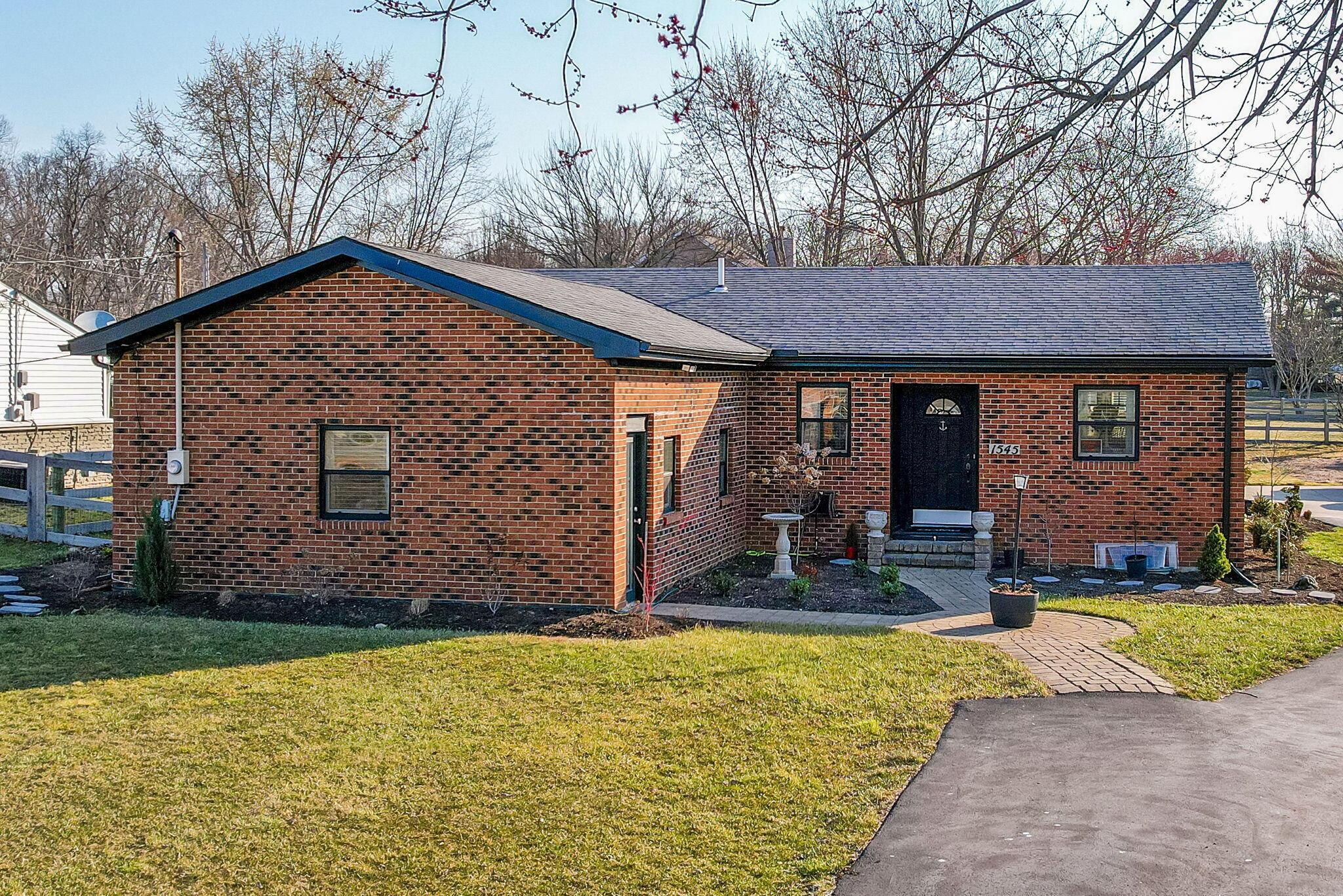 1545 E Choctaw Drive, London, Ohio image 1