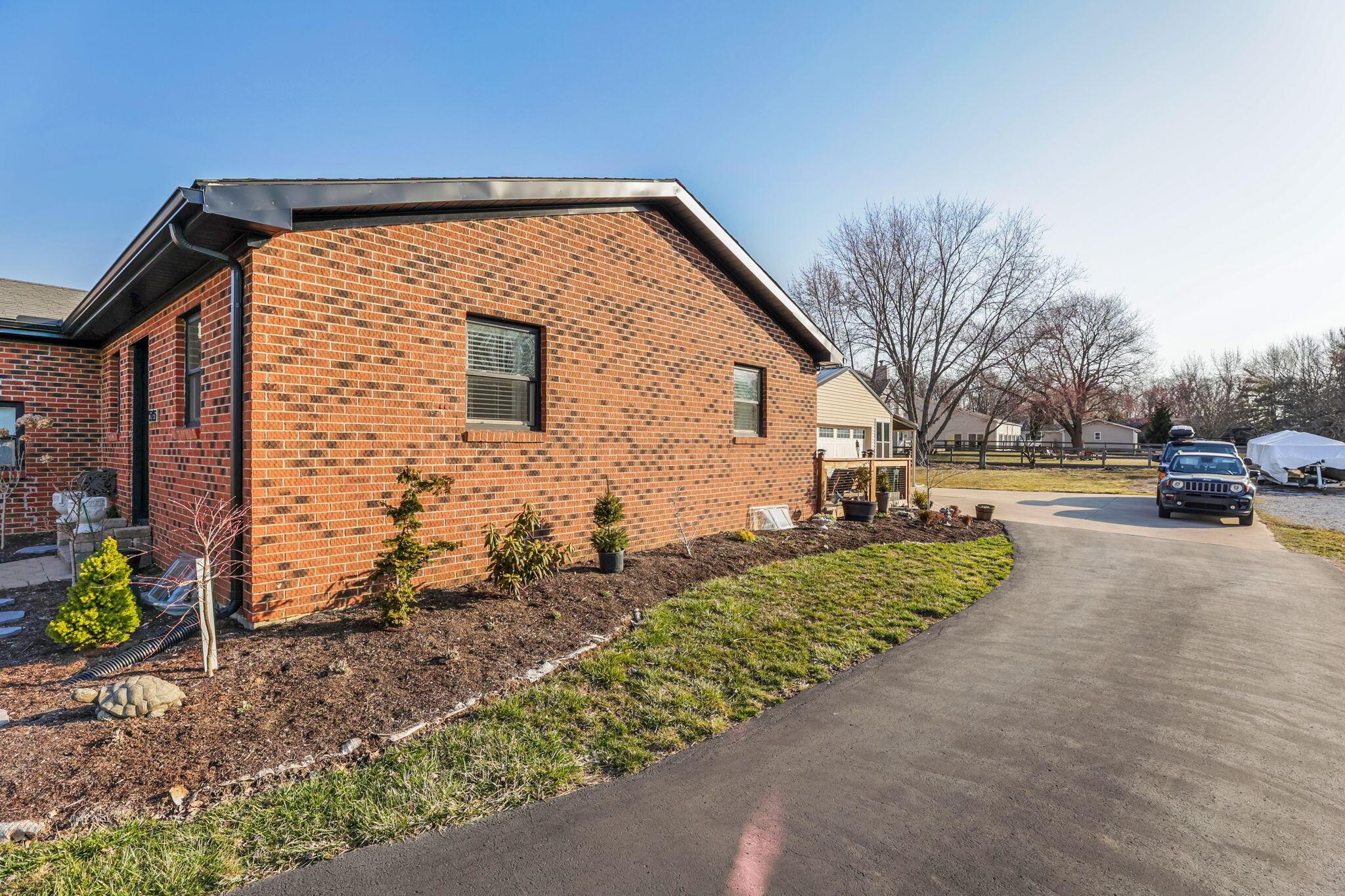 1545 E Choctaw Drive, London, Ohio image 8