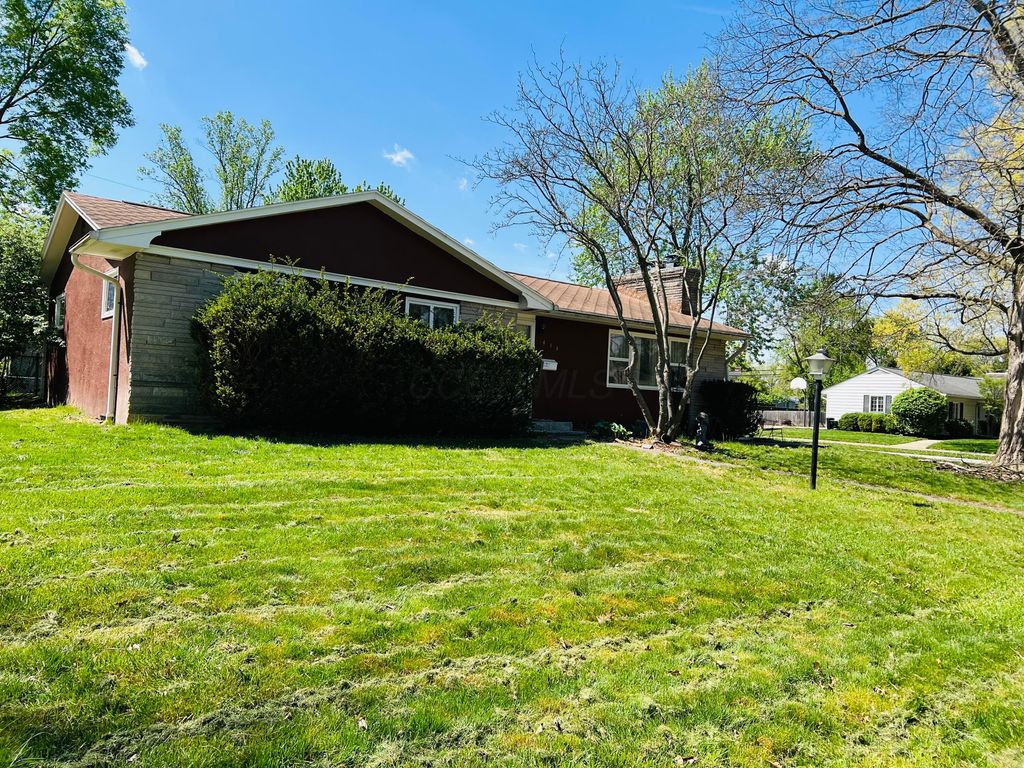 Photo of 433 Crandall Drive, Worthington, OH 43085 (MLS # 226012684)