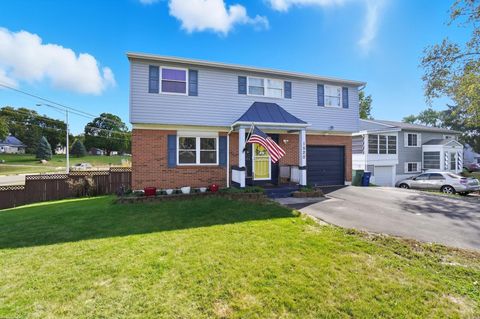 Photo of 1520 Fall Brook Road, Columbus, OH 43223 (MLS # 225038995)
