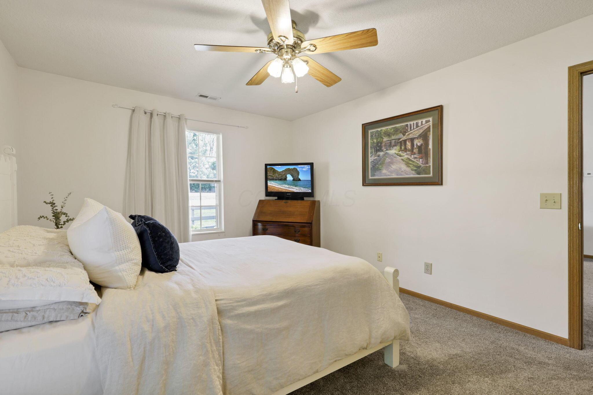 1318 Hillview Circle, Newark, Ohio image 25