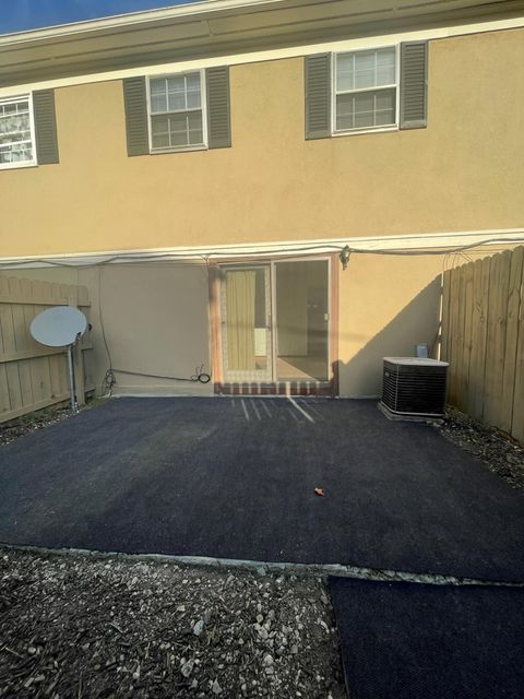 Tiny photo for 141 Beacon Run W 26E #26E, Columbus, OH 43228 (MLS # 225037588)