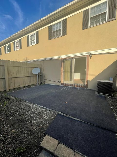 Tiny photo for 141 Beacon Run W 26E #26E, Columbus, OH 43228 (MLS # 225037588)