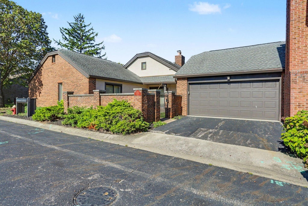 Photo of 125 Flores Place, Columbus, OH 43213 (MLS # 226037298)