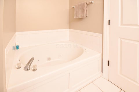 Tiny photo for 5891 Oak Path Lane, Columbus, OH 43213 (MLS # 226032958)