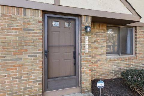 Tiny photo for 3231 Stonecrest Court 40 #40, Columbus, OH 43221 (MLS # 226002454)