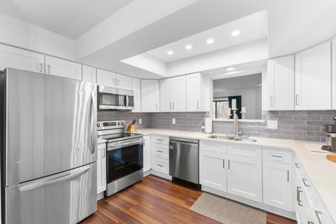 Tiny photo for 3231 Stonecrest Court 40 #40, Columbus, OH 43221 (MLS # 226002454)