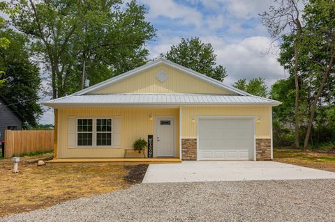 Photo of 5719 Dahlia Drive NE, Thornville, OH 43076 (MLS # 226018726)
