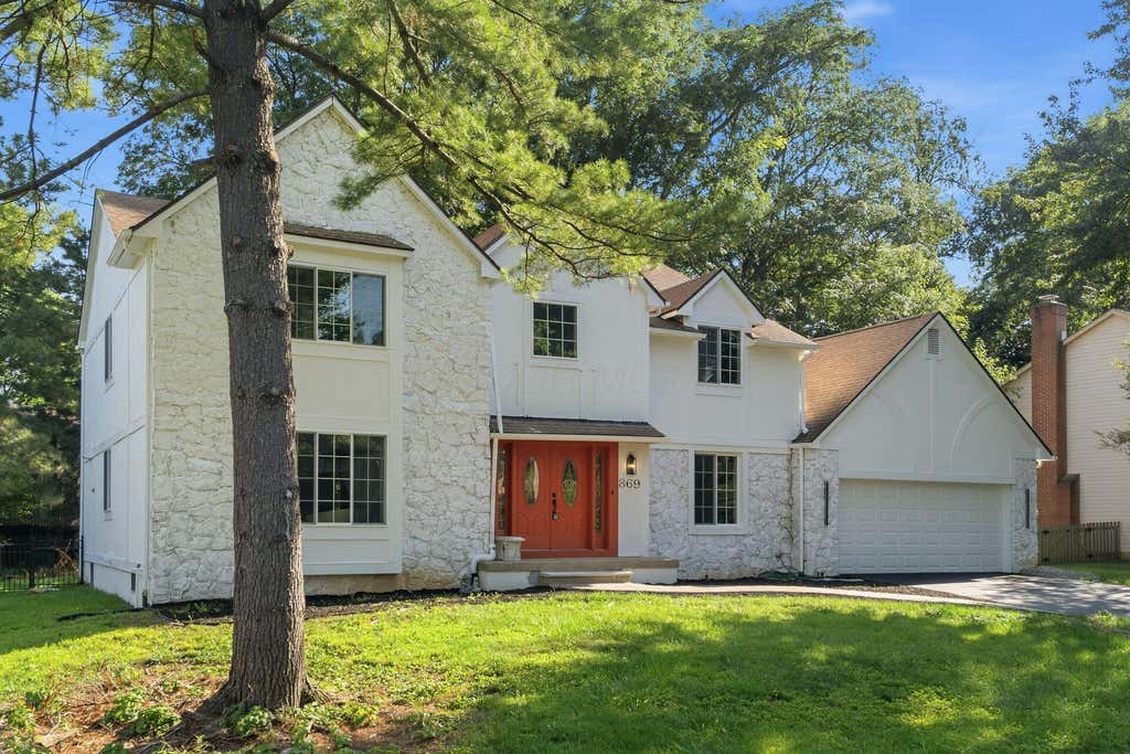 Photo of 869 Bluff Ridge Drive, Worthington, OH 43235 (MLS # 226029070)