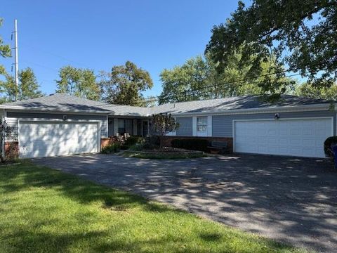 Photo of 842-844 Linworth Road E, Columbus, OH 43235 (MLS # 225037244)