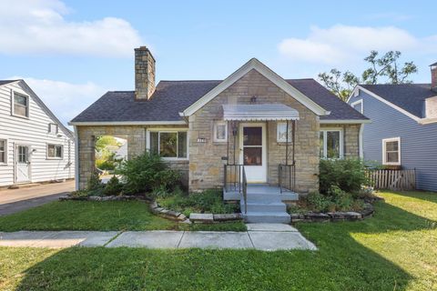 Photo of 170 S Algonquin Avenue, Columbus, OH 43204 (MLS # 226013569)