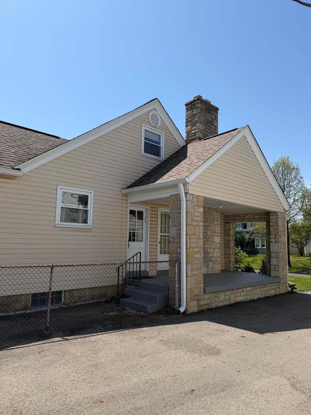 Photo of 170 S Algonquin Avenue, Columbus, OH 43204 (MLS # 226013569)