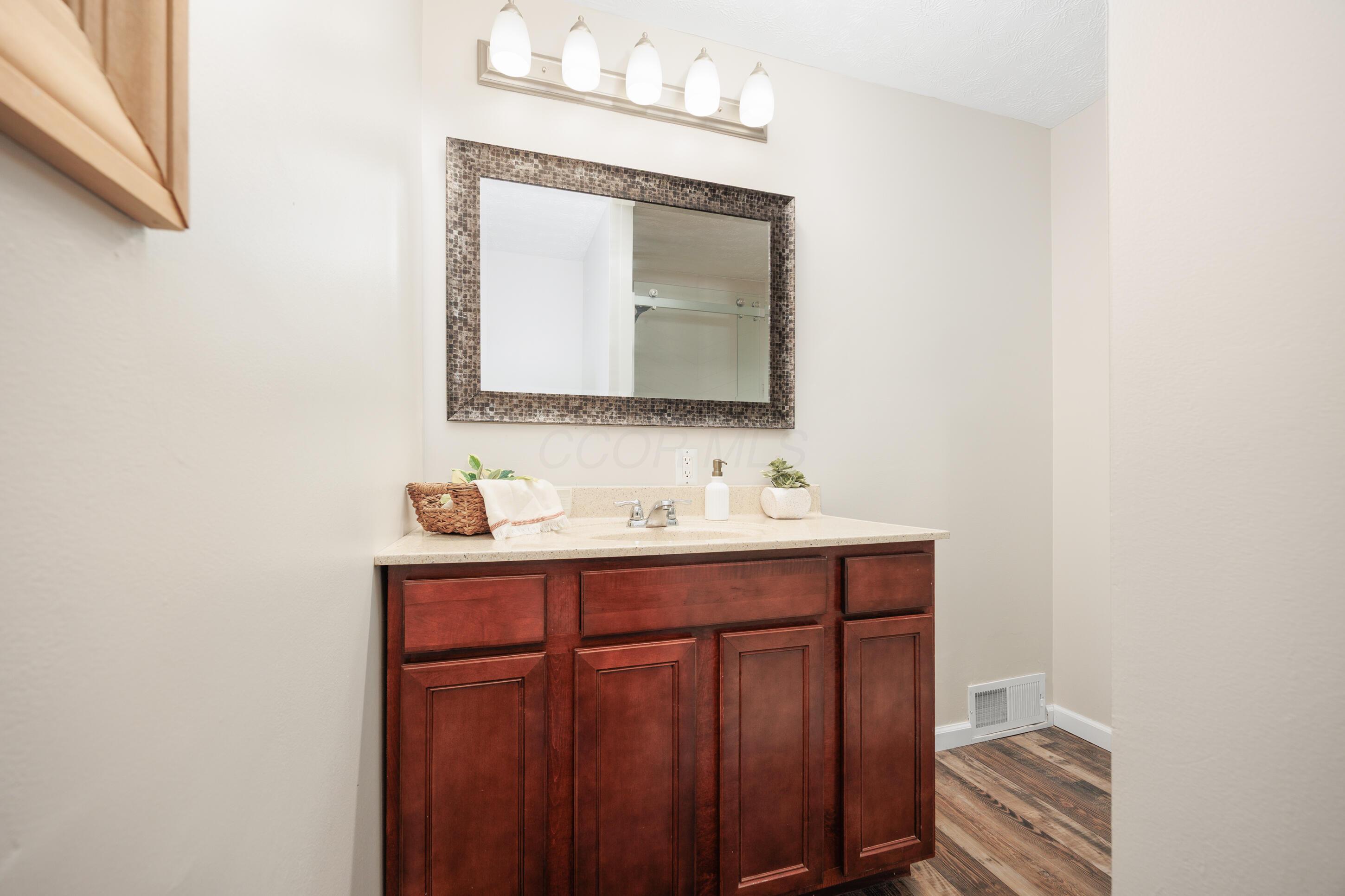 1366 Dyer Road, Grove City, Ohio image 27