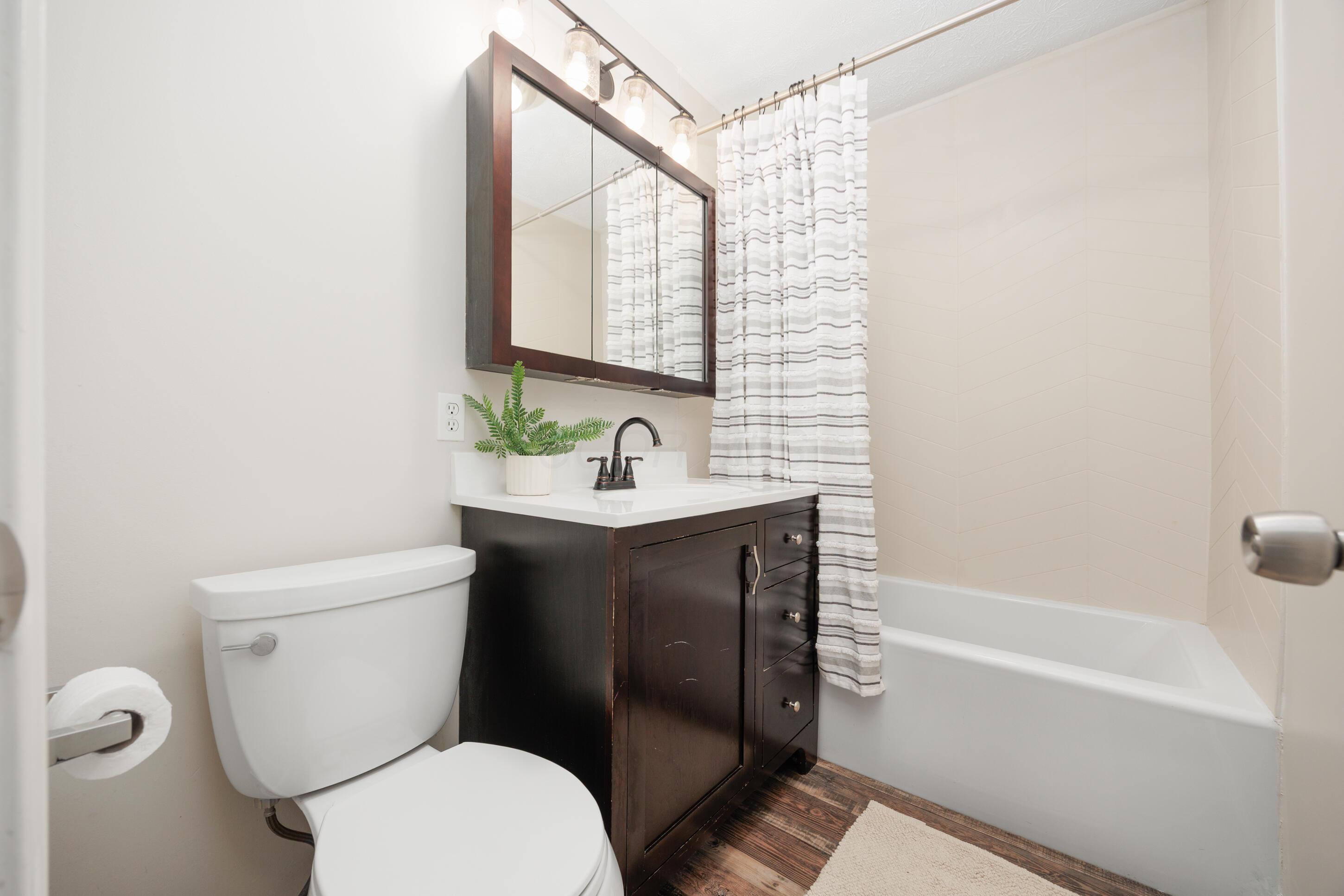 1366 Dyer Road, Grove City, Ohio image 21