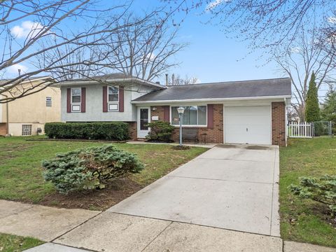 Photo of 439 Canterwood Court, Columbus, OH 43230 (MLS # 226008183)