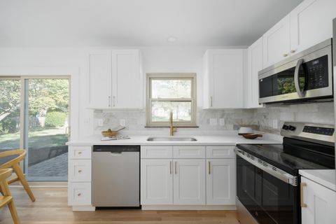 Tiny photo for 3296 Leighton Road, Columbus, OH 43221 (MLS # 225039556)