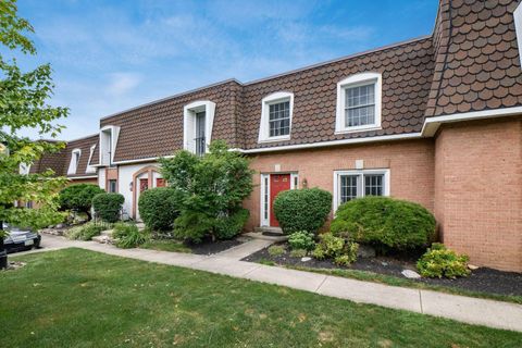 Photo of 2785 Chateau Circle 69 #69, Upper Arlington, OH 43221 (MLS # 225030989)