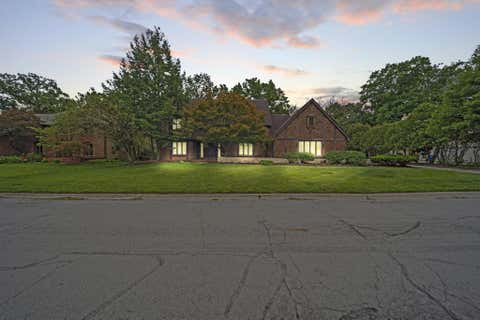 Photo of 825 Bluffview Drive, Columbus, OH 43235 (MLS # 226028287)
