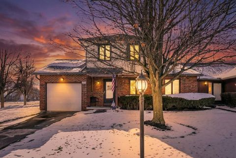 Photo of 2371 Parkview Drive, Grove City, OH 43123 (MLS # 225045802)