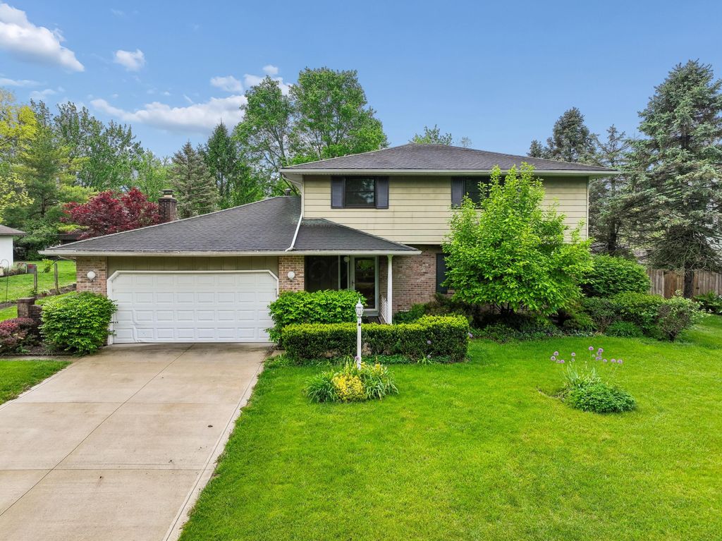 Photo of 6169 Meadow Wood Lane, Columbus, OH 43228 (MLS # 226014549)