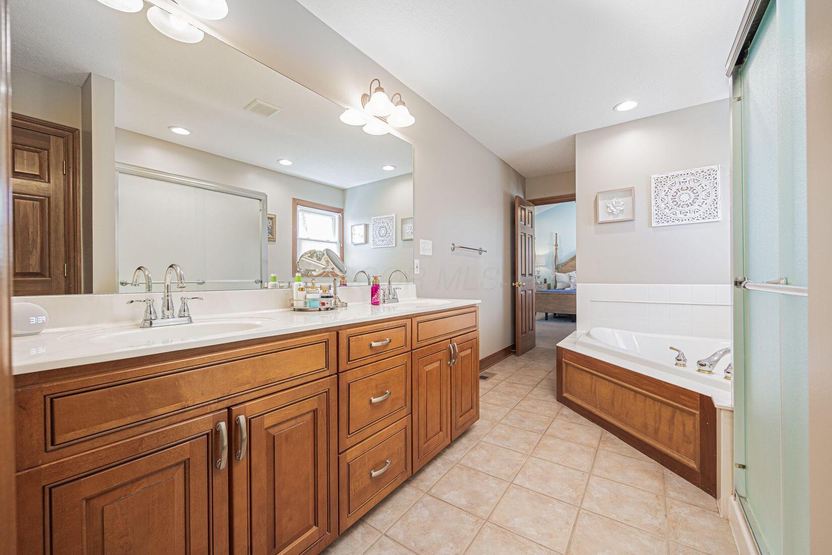 6707 Meadow Glen Drive, Westerville, Ohio image 37