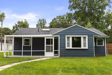 Photo of 715 E Cooke Road, Columbus, OH 43214 (MLS # 226036999)