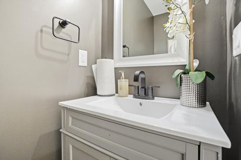 Tiny photo for 406 St Clair Avenue, Columbus, OH 43203 (MLS # 225045201)