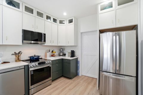 Tiny photo for 406 St Clair Avenue, Columbus, OH 43203 (MLS # 225045201)