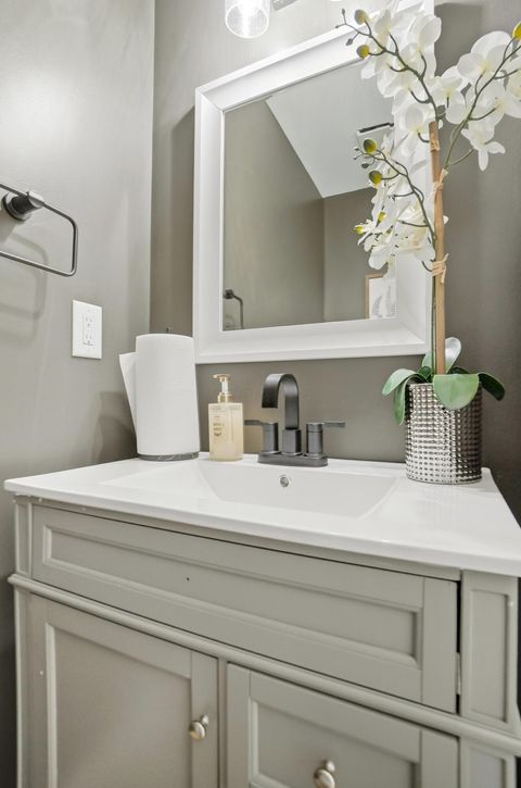 Tiny photo for 406 St Clair Avenue, Columbus, OH 43203 (MLS # 225045201)